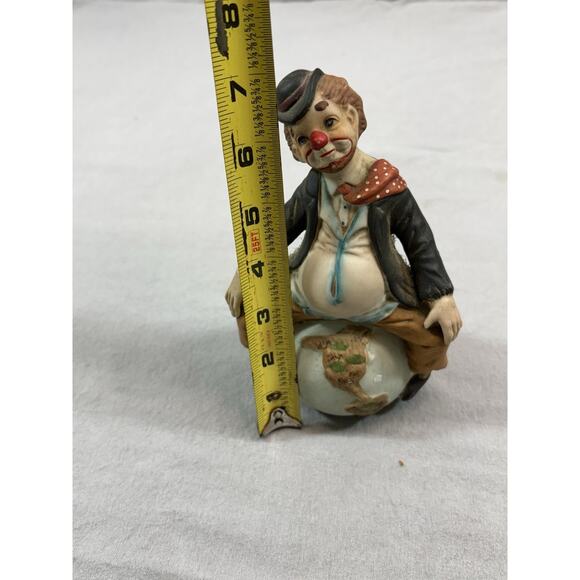 Bisque Porcelain Hobo Clown Figurine – Sitting on Top of the World Circus Decor - Picture 6 of 6